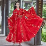 The red crane-patterned waist-length ruqun (a type of traditional Chinese dress) is incredibly elegant and ethereal.